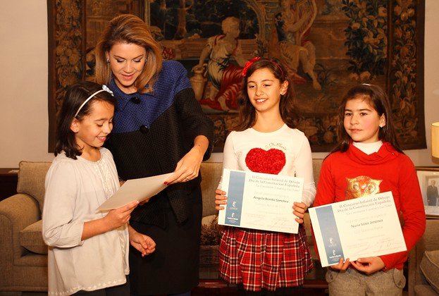2013120514 Presidenta Cospedal entrega premios concurso La Constitución y los niños-1 (Copiar)