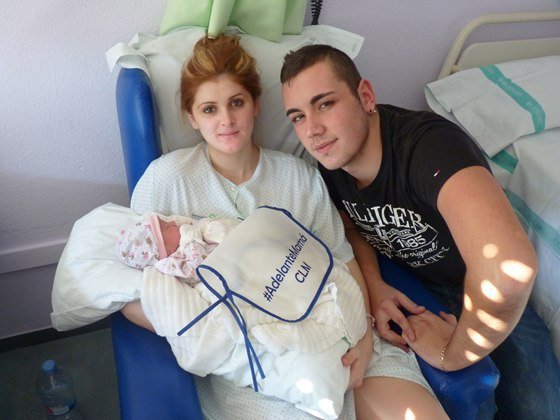Diego y Amalia junto a la pequeña Leyre en el Hospital de Puertollano (Copiar)