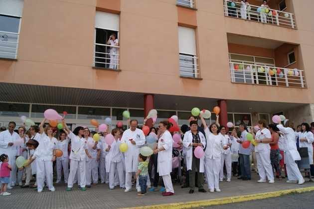 Profesionales lanzan globos y besos en el Hospital de Valdepeñas (Copiar)