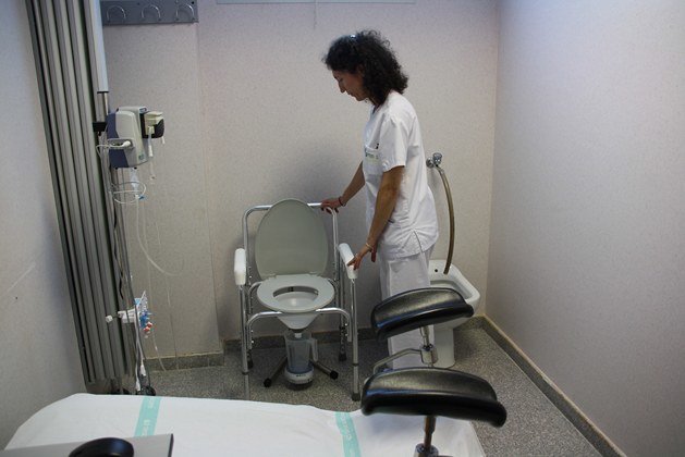 Enfermera prepara prueba estudio urodinámico Hospital Manzanares (Copiar)