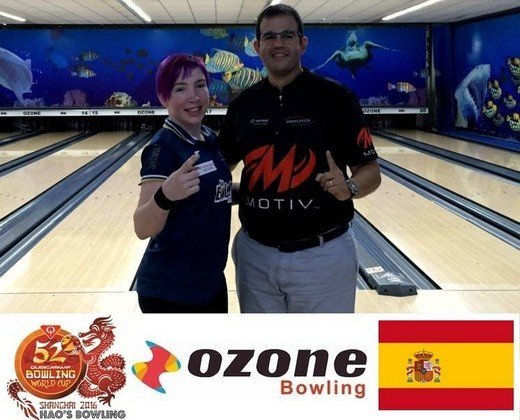 Carolina Muñoz a Shangai con el Bowling (Copiar)