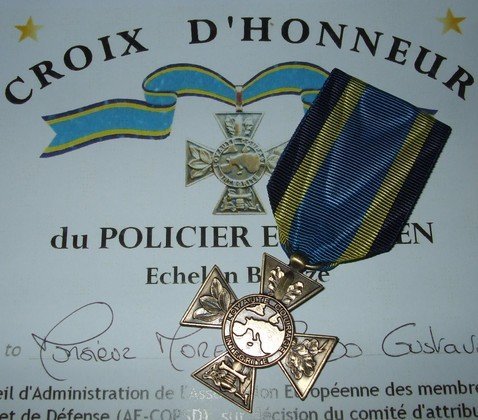 medalla a policía (Copiar)