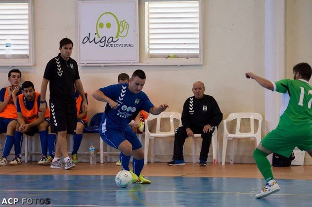 Jorge, jugador del filial en uno de los partido de casa con el balón - Foto Aurelio Calatrava-ACP (Copiar)