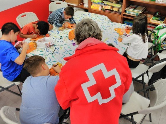 Cruz Roja con niños