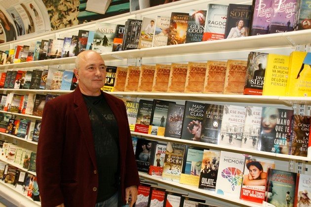 Miguel Ángel Márquez en la librería del hipermercado E Leclecr (Copiar)