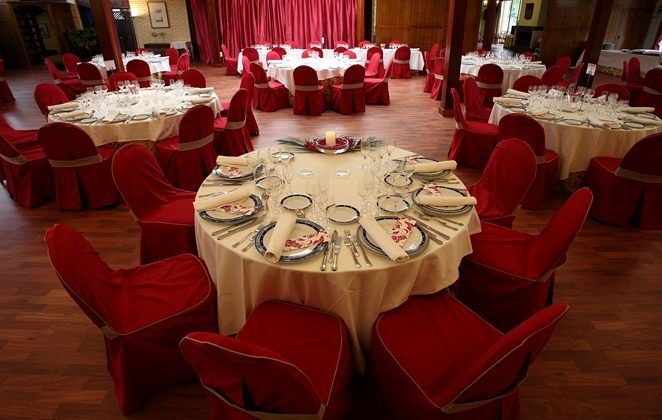 Hotel Hidalgo mesas vestidas rojo (Copiar)