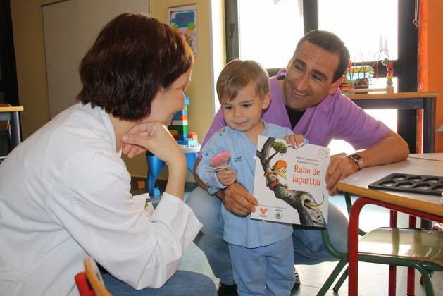 Niño ingresado en Mancha Centro con su libro y su piruleta (Copiar)