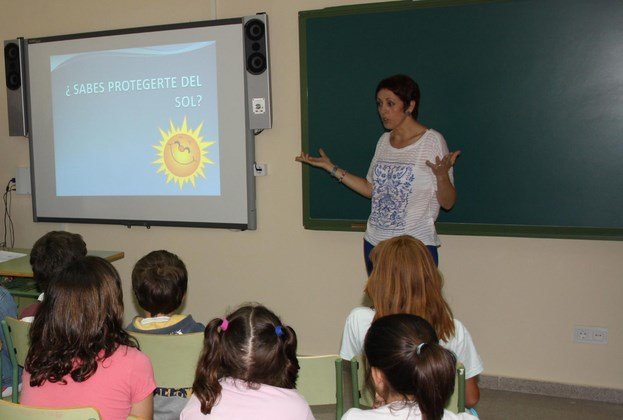 Enfermera Amalia Ruiz impartiendo charla en colegio Alcázar (Copiar)
