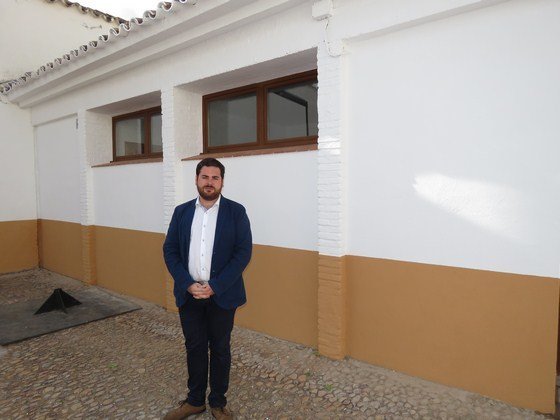 Pablo Camacho ante el aula de restauración que ha sido restaurada