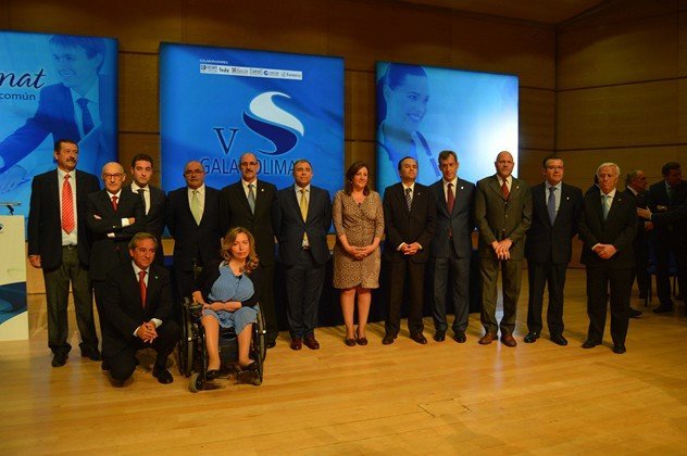 Foto familia autoridades y premiados Gala Solimat (Copiar)