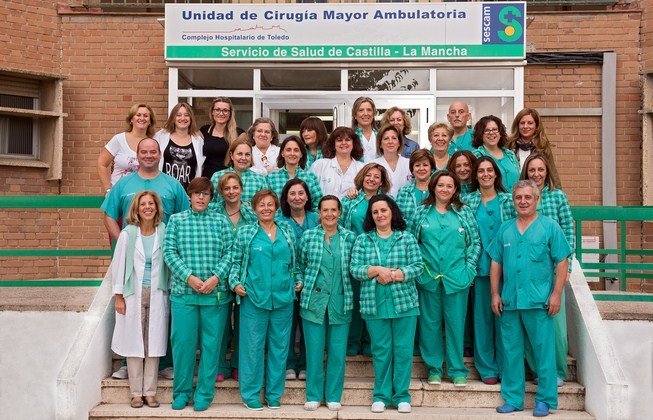 Toledo, 9 de octubre de 2015. Grupo de trabajadores de la Unidad de Cirugía Mayor Ambulatoria en sus instalaciones en el Hospital Nacional de Parapléjicos. (Foto: Carlos Monroy//SESCAM)