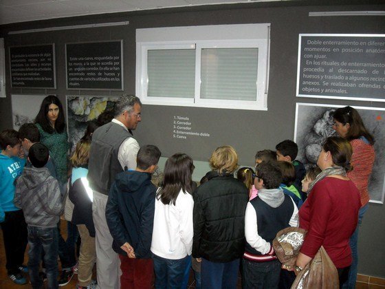 Escolares visitan la sala museografica (Copiar)