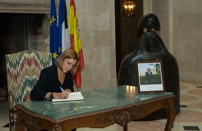Cospedal firma  en libro  de condolencias en la embajada de Francia (Copiar)