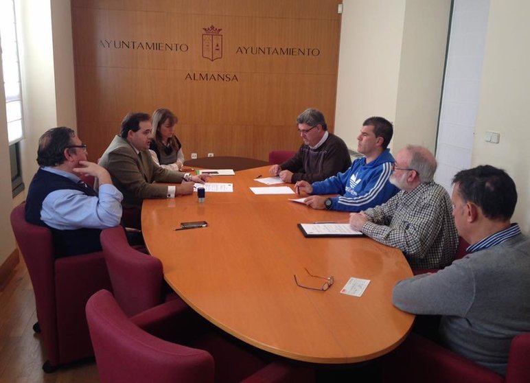El Alcalde de Almansa se compromete a pagar el 75% adeudado de la paga extra de 2012 en enero de 2016- 251115