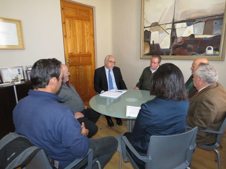 Reunión del alcalde de Manzanares con la Comunidad de Regantes del Acuífero 23