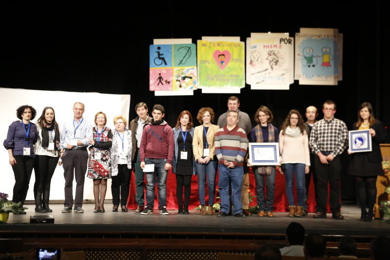 Miembros del Consejo Municipal de la Discapacidad con los premiados por el día internacional