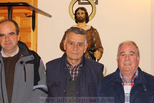 Tomás López de Lerma en el centro junto a dos miembros de la Junta Directiva de la Hermandad