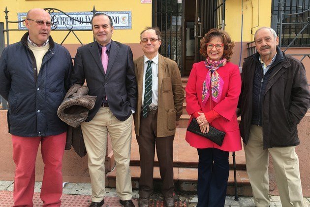 Riolobos junto delegado Gobierno, concejal Talavera y miembros Centro Extremeño de Talavera de la Reina (Toledo) - 280216 (Copiar)