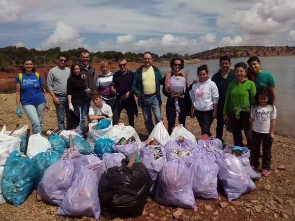 Podemos limpiando el embalse de La Cabezuela