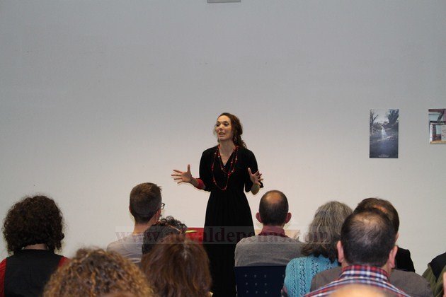 Victoria Siedlecki durante su espectáculo de narración oral