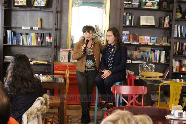 La joven escritora Raquel Ruiz Incertis en el Café con Letras
