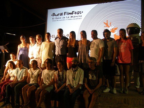 foto de familia de alcaldes, organizadores y  directores del Rural FilmFest (Copiar)