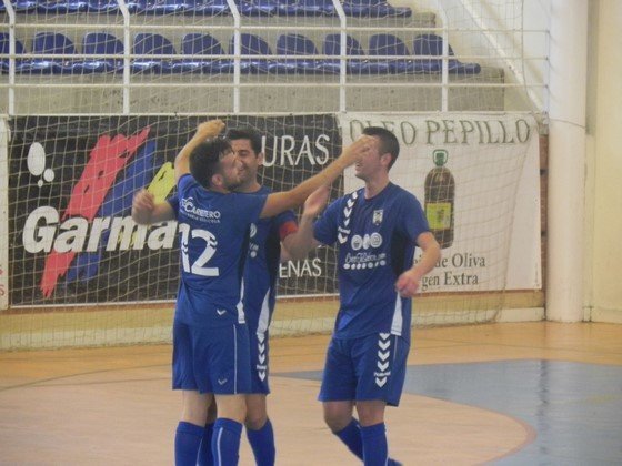 El equipo filial celebrando un gol ante Calera - Foto FSValdepeñas (Copiar)