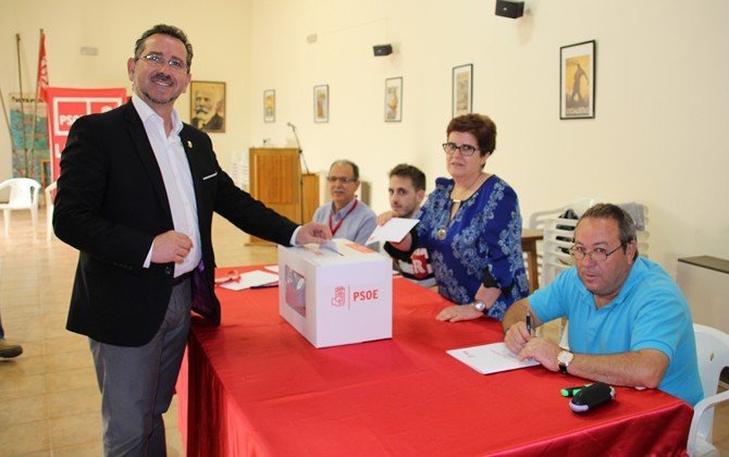 -PSOE-Luis Díaz Cacho votando en la sede  de  su partido (Copiar)