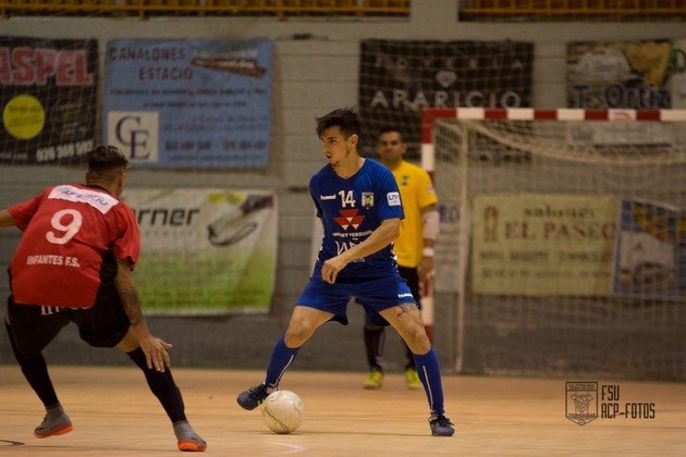 Adrián Medrano 'Peloncha', encara a un rival de Infantes en la Copa JCCM - Foto ACP-FSValdepeñas (Copiar)