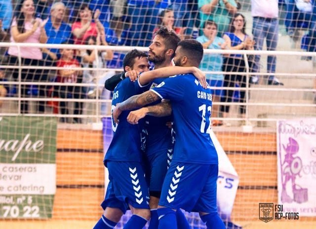 El equipo se abraza tras conseguir el gol de la victoria en la primera jornada - Foto ACP-FSValdepeñas_ActualidadValdepeñas