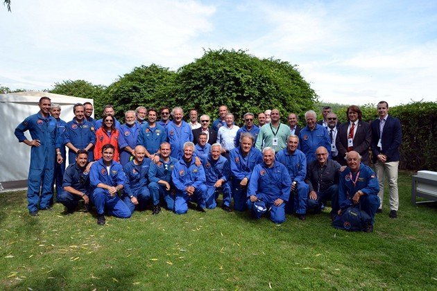 Foto de Familia de pilotos y la delegación de CLM (Copiar)