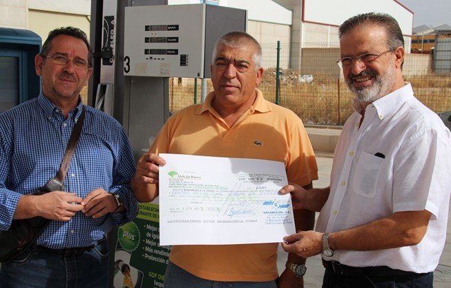 Galanes entrega cheque Centro Ocupacional (Copiar)