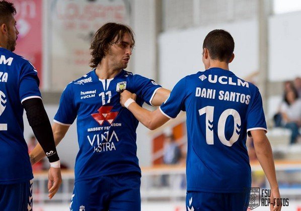Saludo entre Manu García y Dani Santos tras un gol azulón - Foto ACP-FSValdepeñas (Copiar)