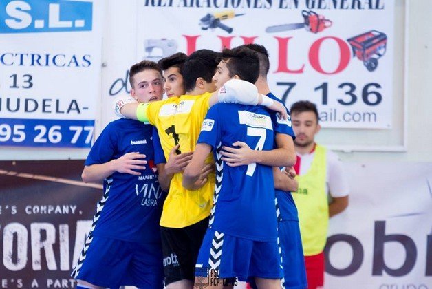 Abrazo del equipo en la celebración del primer gol ante Villarrobledo - Foto ACP-FSValdepeñas (Copiar)