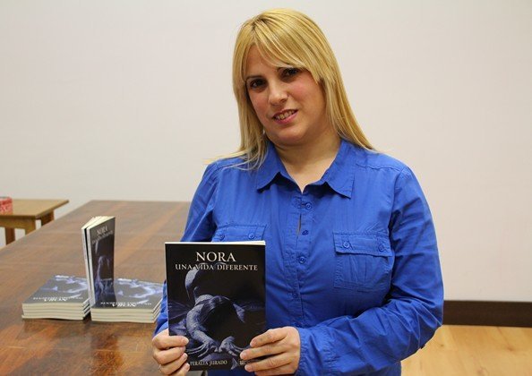 Pilar Peralta con su novela (1) (Copiar)