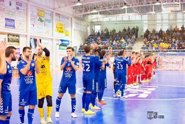 El equipo saludo en un partido. Foto ACP-FSValdepeñas (Copiar)