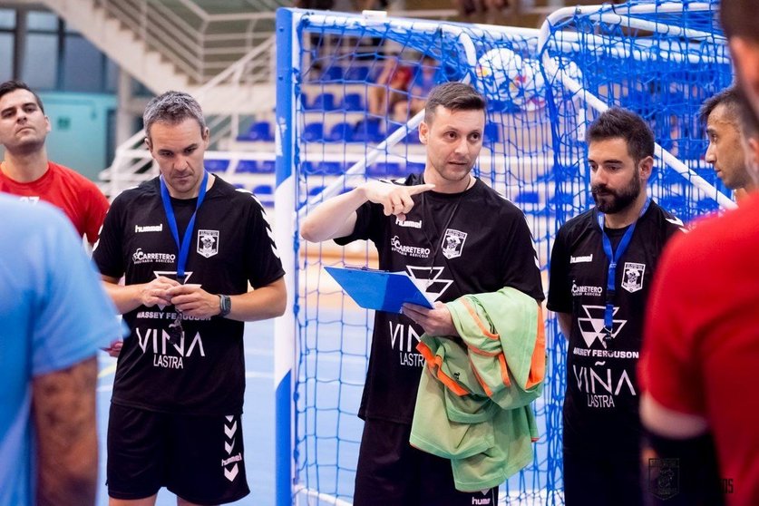 Los técnicos del Viña Albali Valdepeñas durante la pretemporada de la temporada 2017-2018